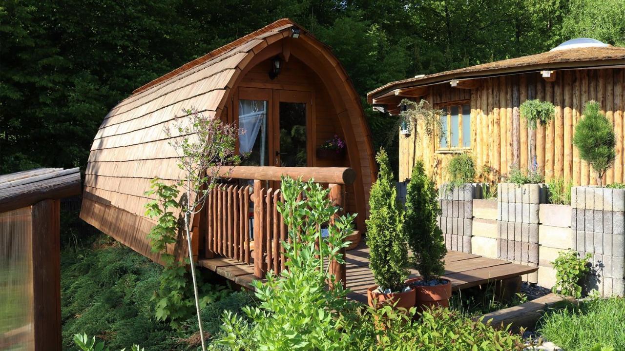 Glamp V Hluboké - Yurts And Wooden Campingplatz *